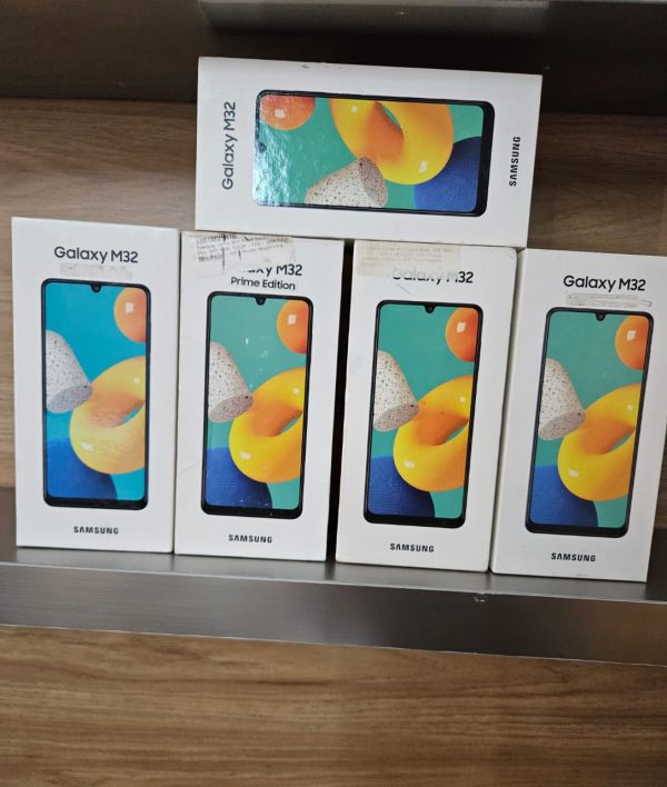 گوشی موبایل سامسونگ مدل Galaxy M32 دو سیم‌ کارت ظرفیت 128 گیگابایت و رم 6 گیگابایت - جعبه کمی مشکل دارد
